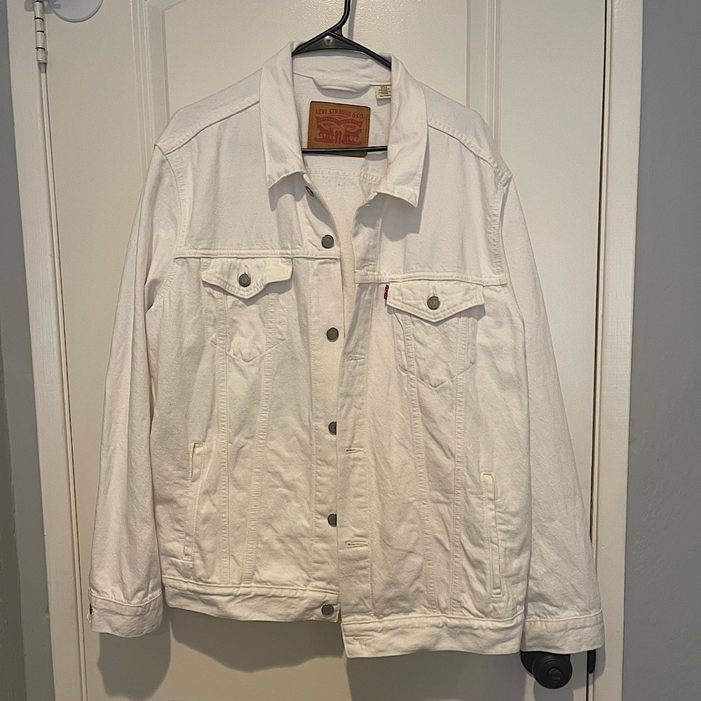 Levi’s white denim jacket sized 2XL. Gently used condition.